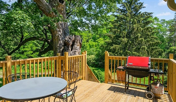 Professional Deck Painting 570x330 1